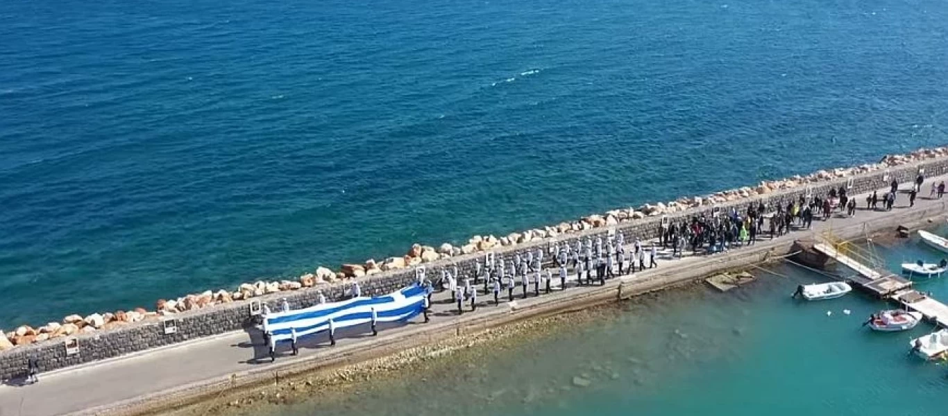 Υψώθηκε η γιγαντιαία ελληνική σημαία για την 28η Οκτωβρίου στη Χίο (βίντεο)